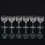 CRISTAL INGLÊS, seis (6) taças de pé alto, incolores e translúcidas, bojo lapidado em sulcos e dedão, fustehexagonal, base em bolacha, manufatura da Cristaleria STUART, modelo similar ao BACCARAT, medindo 11 cmaltura, sinais de uso, vide foto.