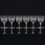 CRISTAL INGLÊS, seis (6) taças de pé alto, incolores e translúcidas, bojo lapidado em sulcos e dedão, fustehexagonal, base em bolacha, manufatura da Cristaleria STUART, modelo similar ao BACCARAT, medindo 15 cmaltura, sinais de uso, vide foto.