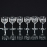 CRISTAL INGLÊS, seis (6) taças de pé alto, incolores e translúcidas, bojo lapidado em sulcos e dedão, fustehexagonal, base em bolacha, manufatura da Cristaleria STUART, modelo similar ao BACCARAT, medindo 11 cmaltura, sinais de uso, vide foto.
