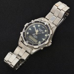 RELÓGIO, um (1) de pulso, marca TECHNOS (o nome vem do Grego TECHNÉ que significa arte ou destreza,fundada em 1900 na Suíça pela família Gunziger; em 1956 o empresario brasileiro Mário Goettems funda a importadoraCentauro e ganha a exclusividade da distribuição da marca Technos no Brasil; em 1984 é inaugurada a fábrica Technosem Manaus, Brasil; em 1994 Mário Goettems compra os direitos da marca e transfere a sede para o Brasil; em 2008 ocontrole da marca passa para o Fundo de Investimentos e participações GMT; em 2010 abre uma subsidiária na China;em 2013 adquire o Grupo Dumont Saab e passa a deter as marcas Dumont e Condor, além da distribuição no Brasil dasmarcas internacionais: Fossil; Diesel; Marc Jacobs; Armani Exchange; DKNY; Empório Armani; Adidas e MichaelKors), movimento quartz, modelo SKYDIVER PROFESSIONAL 150, cronógrafo, alarme, caixa e pulseira em aço,medindo 40 mm diâmetro, usado, não testado e sem garantia, possivelmente demanda bateria, vide foto.