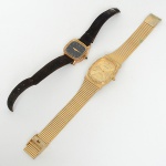 RELÓGIOS, dois (2) de pulso: 1 da marca CEITEZIN, movimento quartz, caixa e pulseira em metal dourado,medindo 35 x 28 mm; 1 da marca MONDAINE (Mondaine Watch Ltd., relojoaria fundada em 1944, por Hans Hilfiker,em Zurique, Suíça), mostrador preto com algarismos romanos, mecânico, a corda, parado, mecanismo com 17 rubis ousafiras, caixa em metal dourado, detalhe da coroa em safira, pulseira em couro no estado (demanda substituição), ambosusados, não testados e sem garantia, vide foto.