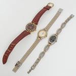 RELÓGIOS, três (3) de pulso, todos movimento quartz: 1 da marca CHAMPION (produzido pela MagnumIndustria da Amazônia, maior fábrica de relógios da América Latina), mostrador branco, algarismos arábicos, caixa epulseira em aço com detalhes dourado, medindo 25 mm diâmetro; 1 da marca MILAN (fundada em 2013 por DarioSpallone, durante a semana da Moda em Milão; em 2014 passou a fazer parte da incubadora de empresas daUniversidade Bocconi; em 2015 transferiu sua sede para Dubai Design District, atualmente tem sedes em Dubai eHong-Kong), mostrador vermelho, caixa em metal dourado, dial em cristal, pulseira em couro, medindo 29 mmdiâmetro; 1 da marca GUESS (loja de roupas e acessórios, fundada em 1981 pelos irmãos Georges; Maurice; Paul eArmand Marciano, em Los Angeles, Califórnia, USA), mostrador negro com algarismos arábicos, caixa e pulseira emmetal prateado com detalhes dourado, medindo 25 x 18 mm, todos usados, não testados e sem garantia, possivelmentedemandam bateria, vide foto.