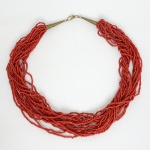 JOIA, um (1) colar de vinte voltas, confeccionado com contas de coral da Sardenha, monture em aramado vergado,medindo 50 cm comprimento, sinais de uso, vide foto.
