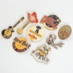 COLECIONISMO, oito (8) broches com motivos variados, a maioria propaganda do HARD ROCK,confeccionados em metal e outros materiais, vide foto.