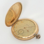 RELÓGIO, um (1) antigo de algibeira, marca FAVOR (marca utilizada a partir de 1926, pertencente a Schatzle &Tschudin, fundada no ano de 1909 em Pforzheim, Alemanha), máquina original numerada 541595, parada, caixaespessada a ouro, falta a argola junto a coroa, medindo 51 mm diâmetro, usado, não testado e sem garantia, vide foto.