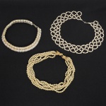 BIJUTERIAS, três (3) gargantilhas distintas, confeccionadas em materiais diversos, inclusive imitações de pérolas,medindo em média 36 cm comprimento, sinais de uso, vide foto.