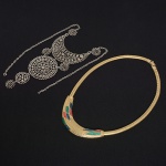 BIJUTERIAS, duas (2) gargantilhas distintas, confeccionadas em metal dourado e prateado, uma delas comesmalte, medindo a maior 46 cm comprimento, sinais de uso, vide foto.