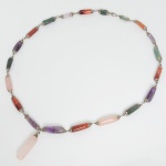 BIJUTERIA, um (1) colar confeccionados com contas irregulares de pedras naturais de ametista, ágata e quartzo,monture em metal prateado, medindo 72 cm comprimento, sinais de uso, vide foto.