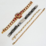 BIJUTERIAS, Quatro (4) pulseiras distintas, confeccionadas em materiais variados: metal dourado e prateado, vidrofacetado, etc., todas com sinais de uso, vide foto.