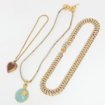 BIJUTERIAS, três (3) gargantilhas distintas, confeccionadas em metal dourado e prateado, além de outrosmateriais, medindo a maior 44 cm comprimento, sinais de uso, vide foto.