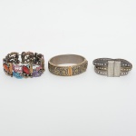 BIJUTERIAS, três (3) braceletes distintos, confeccionados em materiais variados, todos com sinais de uso, videfoto.