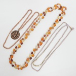 BIJUTERIAS, três (3) colares distintos, confeccionados em materiais variados, medindo o maior 164 cmcomprimento, sinais de uso, vide foto.