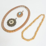 BIJUTERIAS, quatro (4) itens distintos, confeccionados em materiais variados, sendo: 2 gargantilhas, medindo emmédia 35 cm comprimento; 2 pingentes, medindo o maior 5 cm diâmetro, todos os itens com sinais de uso, vide foto.