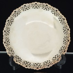 METAL PRATEADO, uma (1) fruteira com borda recortada e vazada, pés com terminações em volutas,manufatura MERIDIONAL, medindo 20 cm diâmetro, sinais de uso, vide foto.