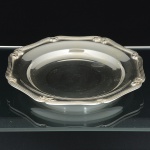 METAL PRATEADO, uma (1) travessa circular, borda reforçada com ornamentação relevada em friosos elaçarotes, manufatura FRACALANZA (tradição desde 1884), medindo 27,5 cm diâmetro, sinais de uso, vide foto.