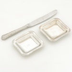 COLECIONISMO, três (3) itens confeccionados em aço inox com propaganda da VARIG (Viação Aérea Rio-Grandense, fundada em 1927 pelo alemão Otto Ernest Meyer, encerrou as atividades em 2006), sendo: 1 faca e 2covilhetes quadrangulares, medindo a maior peça 21 cm comprimento, sinais de uso, vide foto.