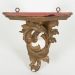 DIVERSOS, uma (1) peanha para fixação em parede, entalhada em madeira, possui douração, medindo 16 x 9 x 14cm, sinais de uso, vide foto.