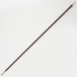 DIVERSOS, uma (1) antiga bengala com castão em PRATA, confeccionada em madeira torneada afinando parabaixo, ponteira em metal prateado, medindo 88 cm altura, sinais de uso, vide foto.