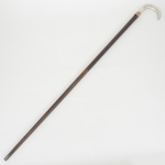 DIVERSOS, uma (1) antiga bengala com castão em PRATA, anel em metal dourado, puncionado CF,confeccionada em madeira torneada, afinando para baixo, sem ponteira, medindo 85 cm altura, sinais de uso, vide foto.