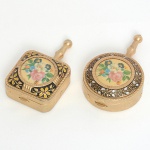 DIVERSOS, dois (2) cinzeiros de bolso para viagem, confeccionados em metal dourado, tampa ornada com floresem policromia, medindo o maior 7 cm, vide foto.