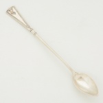 PRATA PORTUGUESA, uma (1) antiga colher longa para drinque, cabo cinzelado em elementos vegetalistas,contrastes JAVALI II e marca de ourives, medindo 20 cm comprimento, peso aproximado 35,9 gr., sinais de uso, videfoto.