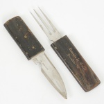 CUTELARIA, um (1) conjunto de bolso, composto de garfo e faca, confecção artesanal em aço, cabo em madeira,marcado GR INOX ARAGUARI MG, propaganda da Barraca de Goias, Brasília, 1972, medindo fechado 17 cmcomprimento, sinais de uso, pequenos defeitos, vide foto.