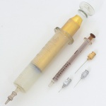 DIVERSOS, duas (2) antigas seringas em vidro: 1 da marca TRÊS SETTAS, medindo 16,5 cm comprimento,capacidade 30 c, 1 da marca IBRAS, medindo 10,5, capacidade 10 c, ambas com sinais de uso, vide foto, acompanham3 agulhas.