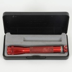 DIVERSOS, uma (1) lanterna MINI MAGLITE, no estojo, tampa no estado, sinais de uso, vide foto.