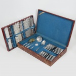 FAQUEIRO - Manufatura FRACALANZA em metal prateado, anos 60, pouquíssimo uso com 102 peças. Caixa original. Caixa apresenta marcas do tempo.