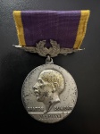 Medalha Comemorativa, Mérito Santos Dumont - Ministério da Aeronáutica - Força Aérea Brasileira, Ano 1956, Prata, Peso 25 g, com Fita e Olhal, Muito Bem Conservada.