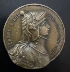 Medalha Comemorativa, Santa Francesa Jeanne D'Arc , Ano 1412/1431, 1456 foi Oficialmente inocentada de todas as Acusações de Heresia em um Julgamento de Reabilitação Ordenado pelo Rei Carlos VII e Canonizada em 1920, Bronze, Muito Bem Conservada.