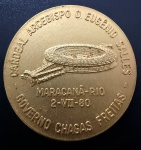 Medalha Comemorativa, Visita do Papa João Paulo II ao Rio de Janeiro - Local Maracanã, Cardeal Arcebispo D.Eugênio Salles - Governo Chagas Freitas, Data 02/07/1980, Bronze Dourado, Muito Bem Conservada.
