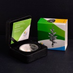 Moeda Brasileira, Comemorativa aos Jogos Olímpicos 2016 - Série Flora / Helicônia - Remo na Lagoa Rodrigo de Freitas , Valor 5 Reais, Ano 2015, Prata, Peso 27 g, Estojo Original com Certificado, Proof - Flor de Cunho.