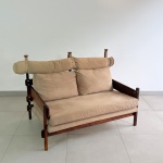 Sérgio Rodrigues - OCA. Raro sofá modelo Franco para 2 lugares com encosto de cabeça. Estrutura inte