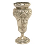 Floreira em metal prateado repuxado e cinzelado, ornada por gomos em torsade, encimados por faixa fl