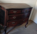 Bela cômoda bombee puxadores em bronze decorado com folha de acanto  em pés cabriole terminado em volutas base central  tampo com marcas do tempo.