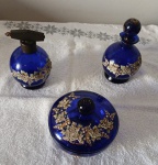 Conjunto de toucador para bancada constando de três peças em cristal veneziano cobalto decorado com flores em relevo,  Perfumeiro bicado na borda borrifador metal solto falta a bomba, porta confeito com bicados na borda.