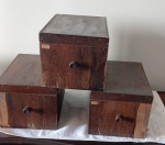 Conjunto de três caixas porta documentos folheadas em madeira nobre puxadores redondo em madeira com marcas do tempo .