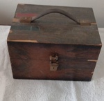 Caixa para maquiagem ou ferramentas alça em couro fechadura em metal marcas do tempo na madeira .