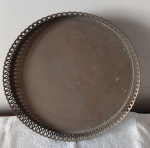 Bandeja em m.e.p redonda com marcas do tempo galerias vazadas pés em volutas marcas do tempo no banho de prata 32 cm.
