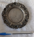 Pequena salva em prata decorada com conchas e volutas estilo DOM JOSE pequenos furos na prensa .