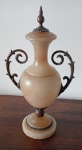 BELA  em Ânfora em alabastro decorado com volutas nas alças  tampa e corpo, perolado em bronze na base 48x15.