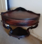 Mesa lateral estilo DOM JOSE PRIMEIRO gaveta bombee pernas em volutas terminadas em prateleiras volutas retas nos cantos,