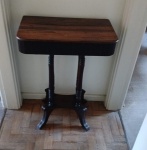 Mesa estilo  inglês lateral em Jacarandá  saia em canelura corpo sobre quatro colunas topeadas terminada em quatro pés canelados .