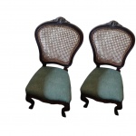 PAR DE CADEIRA EM, MADEIRA NOBRE ESTOFADO EM TECIDO VERDE NO ASSENTO PALHINHA IUNDIANA NO ENCOSTO ENCIMADA POR CONCHAS E VOLUTAS .