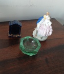 Conjunto de Três pecas diversas  bibelô em porcelana policromada representando cenas galantes sem marca na base, PALITEIRO EM PORCELANA AZUL COBALTO BASE EM VOLUTAS DOURADAS furos para vinte e um palitos ,bowl em cristal MOZART com sete lados .