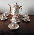Aparelho de café  em Alemão decorada com flores em relevo dourado camafeu com em porcelana  ao centro presentua do açucareiro   fixo .