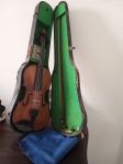 Belo violino em madeira nobre na caixa ,com grande uso estofada com veludo verde sem garantia de funcionamento 60x20.