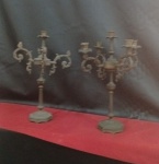 Par de candelabro em belo bronze fundido decorado com folhas de acanto para  CINCO VELAS CADA uma com furos para pingente de cristal,falta quatro bobeches.