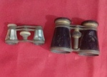 Conjunto de dois binóculos um em metal patinado de negro com pequeno amassado na lateral, outro em bronze e madrepérola ambos para opera .
